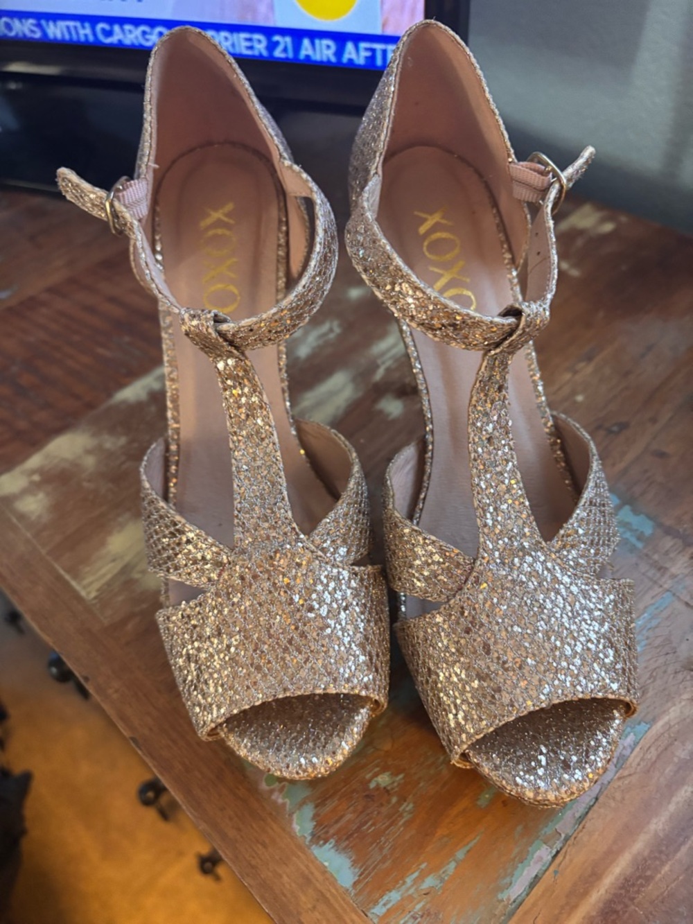 XOXO Women's Glitter T-Strap Peep Toe Heels in Gold Glitter